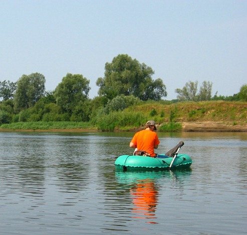 Рыбная ловля сплавом по реке
